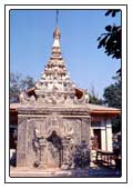 in Mandalay in einer Pagode fotogrfiert.