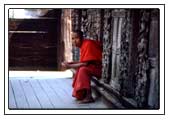 Mönch in einem Kloster bei Mandalay